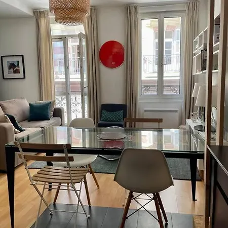 A Cote De La Avec Balcon Filant Apartment