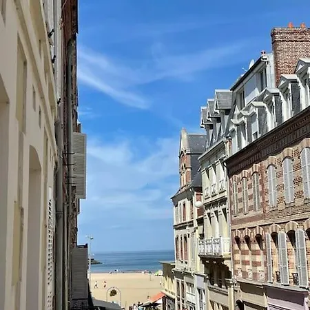 à Côté De La Avec Balcon Filant