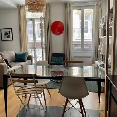 à Côté De La Avec Balcon Filant Apartamento