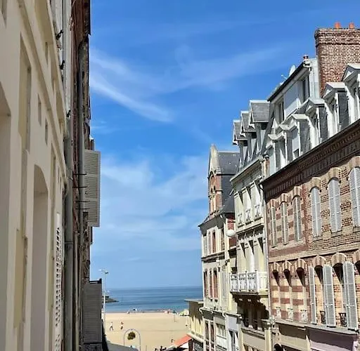 à Côté De La Avec Balcon Filant